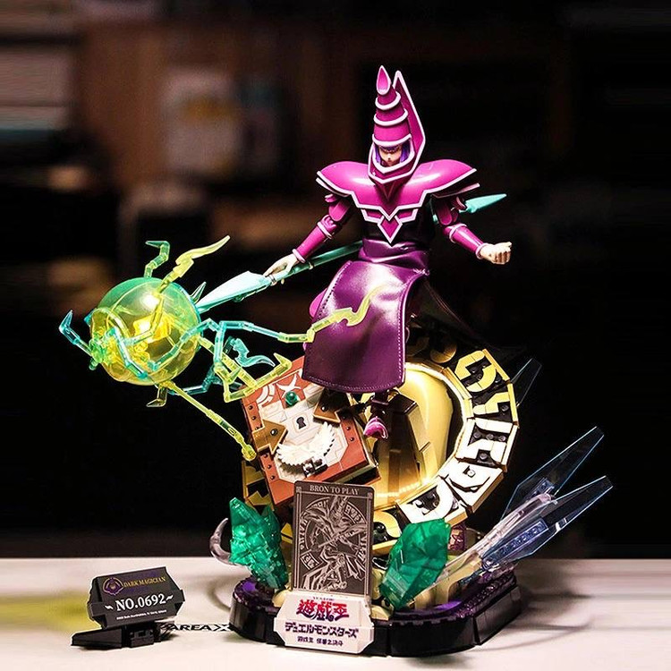 اکشن فیگور و لگو جادوگر سیاه با لباس ارغوانی و افکتهای جادویی درخشان بر روی پایه اختصاصی در ال آی تویز