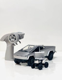 ماشین کنترلی شارژی مدل تسلا سایبرتراک (Cybertruck) با بدنه فلزی دیکاست و قابلیت باز شدن دربها همراه با مینی موتور چهارچرخ در فروشگاه ال آی تویز