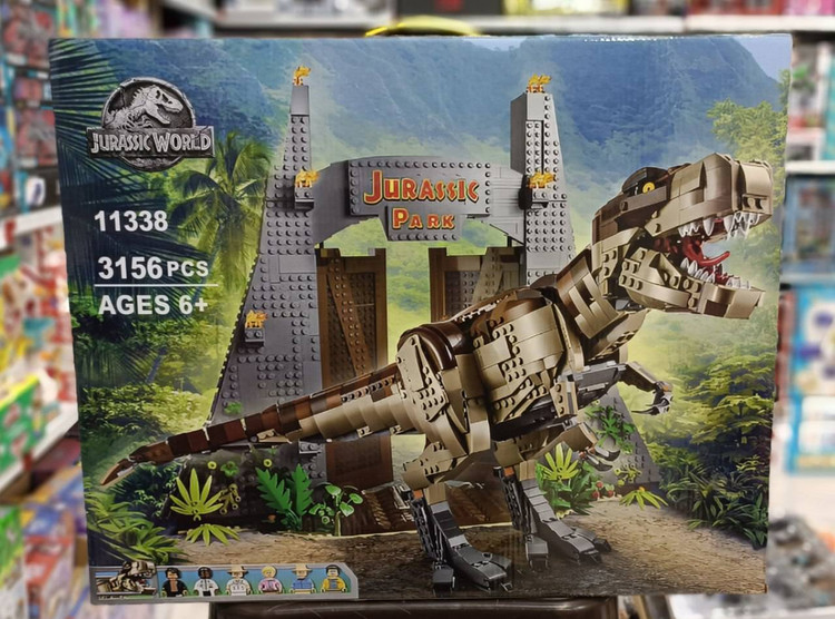 لگو غولپیکر پارک ژوراسیک مدل ۱۱۳۳۸ با ۳۱۵۶ قطعه شامل دایناسور T-Rex و دروازه ورودی در فروشگاه ال آی تویز
