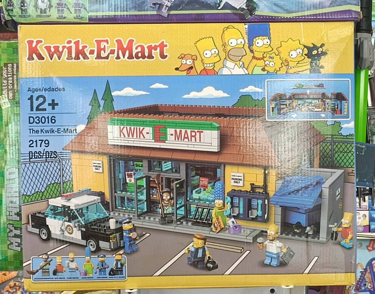 لگو سوپرمارکت سیمپسونها مدل Kwik-E-Mart ۲۱۷۹ قطعه سری کلکسیونی کد D3016 به همراه ماشین پلیس و مینیفیگورها در فروشگاه ال آی تویز